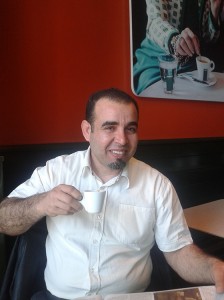 ImprendiNews – Brand Italy, il Dott. Khaled Safran mentre si gusta un italianissimo caffè